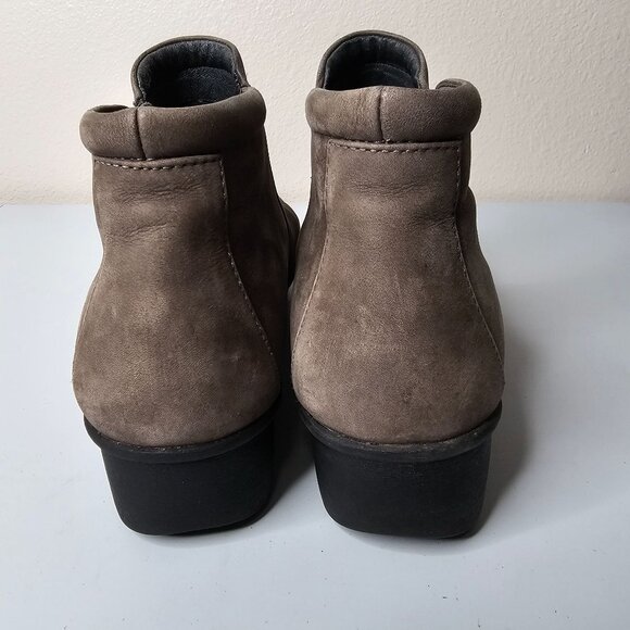 Dansko Size 39 Taupe Brown Lee Nubuck Leather Ankle Boots Zip Up Low Heel - Picture 6 of 9